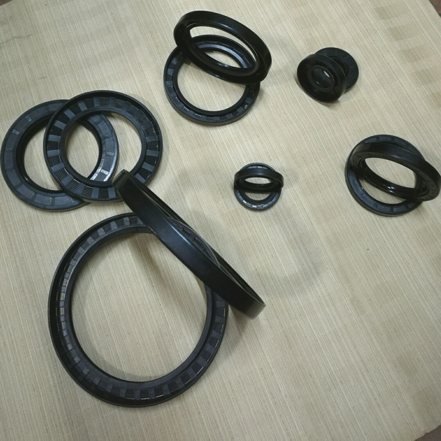 TC SC Type FKM NBR Oil Seal Silicone Rubber Washers with High Temperature and Oil Resistance